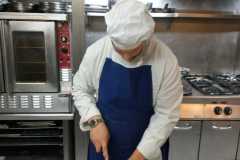 14.-Marcel-na-desce-kroi-ogorki.