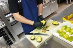 15a-Lukasz-obiera-przekrojone-na-pol-awodado-i-wyklada-do-pojemnika.