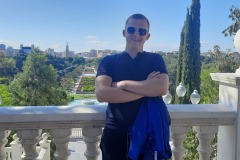 18.-Zwiedzamy-Saragosse-Parque-Grande-i-usmiechniety-Szymon-stoi-na-tle-parku.