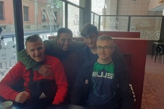 5.-Szymon-Lukasz-i-Marcel-siedza-przy-stoliku-w-restauracji-wraz-z-opiekunem-ich-praktyk-Jorge.