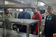 6.-Chlopcy-ogladaja-nowe-miejsce-pracy.-Sa-w-restauraacyjnej-kuchni.