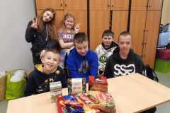 Uczniowie-z-usmiechem-dziela-sie-dobrem