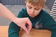 Piotr-wykonuje-prace-plastyczna