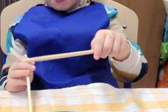 Piotrus-uczy-poslugiwac-sie-paleczkami.