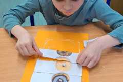 Leon-przykleja-puzzle.