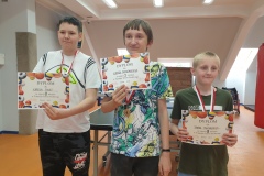 Trzech-uczniow-trzyma-dyplomy