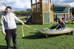 Darek-ciagnie-ponton-w-ktorym-siedzi-Alicja