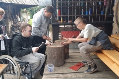 Szymon-i-Hubert-wbijaja-gwozdzie