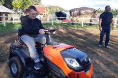 Szymon-jezdzi-na-ciagniku