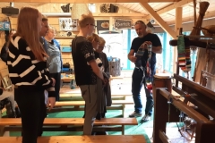 Uczniowie-internatu-ogladaja-rekodzielo