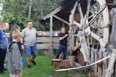 Uczniowie-internatu-poznaja-mechanizm-kola-w-mlynie