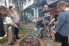 Uczniowie-pieka-kielbaski-nad-ogniskiem