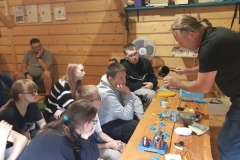 Uczniowie-przypatruja-sie-laniu-wosku