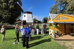 Uczniowie-stoja-przy-zagrodzie