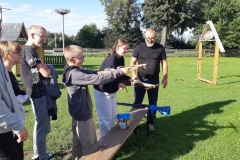 Uczniowie-strzelaja-z-drewnianej-procy