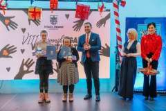 Lenka-i-Madzia-na-scenie.