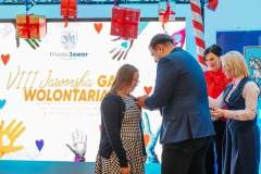 Pan-Burmistrz-odznacza-Madzie.