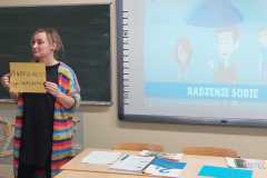 1.-Nauczyciel-prowadzacy-zajecia-tlumaczy-uczniom-czym-jest-uwaznosc