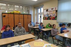 2.-Uczniowie-wykonuja-cwiczenia-oddechowe-scaled