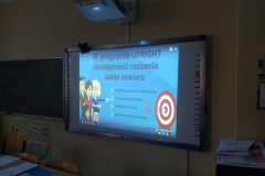 3.-Na-tablicy-wyswietlony-jest-slajd-o-radzeniu-sobie-scaled