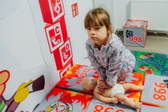 Marysia-cwiczy-udzielanie-pierwszej-pomocy.