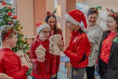 Dzieci-okazuja-radosc-z-prezentow-—-kopia-—-kopia