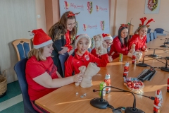 slodki-poczestunek-przy-stole