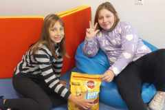 Sara-i-Kinga-pokazuja-karme-ktora-przyniosly-dla-TOZ.