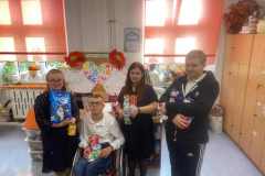 Uczniowie-PDP-przekazuja-karme.