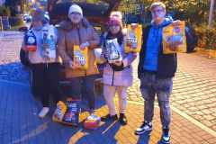 Uczniowie-przekazuja-dary.