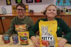 Zadowoleni-uczniowie-przekazuja-dary-dla-zwierzat.