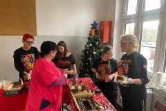 Nasze-slodkie-stoisko-z-ciastami