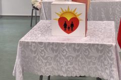 Maja-wrzuca-karte-do-skrzynki-scaled