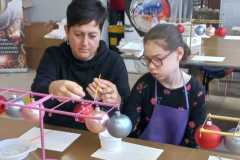 misia-ozdabia-bombki