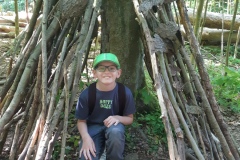 Alan-w-szalasie-ustawionym-z-galezi