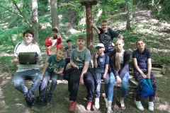 Grupa-I-odpoczywa-na-lawce