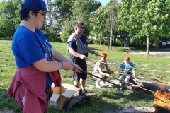 Pan-Jacek-pani-Gosia-Damian-i-Mariola-pieka-kielbaski-na-ognisku.