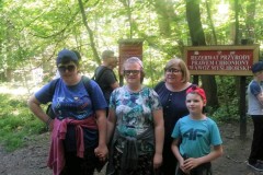 Pani-Beatka-Mariola-Andzia-i-Damian-przed-tablica-rezerwatu-Wawoz-Mysliborski