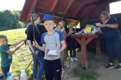 Pani-Beatka-rozdaje-wychowankom-prowiant.