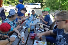 Wspolny-posilek-przy-stole-biwakowym.