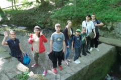 Zdjecie-grupowe-nad-strumykiem