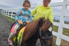 Lena-jezdzi-na-kucyku