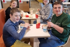 Klasa-5-6-LS-przy-stoliku-w-McDonalds