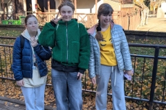 Uczennice-z-klasy-7-LS-przy-zagrodzie-ze-zwierzetami