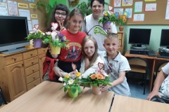 Wychowankowie-na-zdjeciu-grupowym-prezentuja-swoje-kompozycje