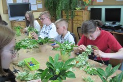 Wychowankowie-wykorzystuja-material-roslinny-do-swoich-bukietow