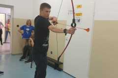 Chlopak-mierzy-do-celu