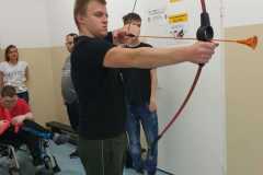 Chlopiec-mierzy-do-celu-1