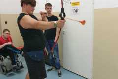 Chlopiec-mierzy-do-celu-2