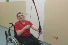 Chlopiec-mierzy-do-celu-3